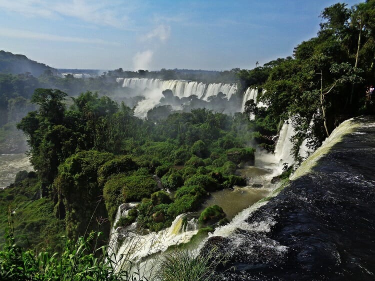 Como é o clima em Foz do Iguaçu? Melhores épocas para se visitar a cidade das águas. Como é o clima em Foz do Iguaçu? - Cataratas do Iguaçu do alto