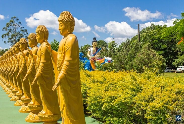 Imagem representando as mais de 100 estatuas espalhas pelo jardim do templo