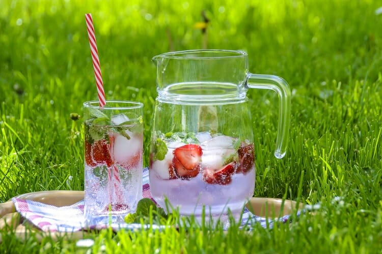 Imagem representando um copo de suco e uma jarra