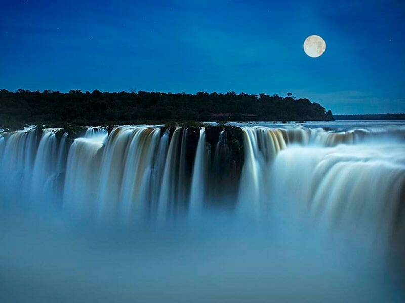 Confira o que fazer em Foz do Iguaçu durante a noite catararas argentina