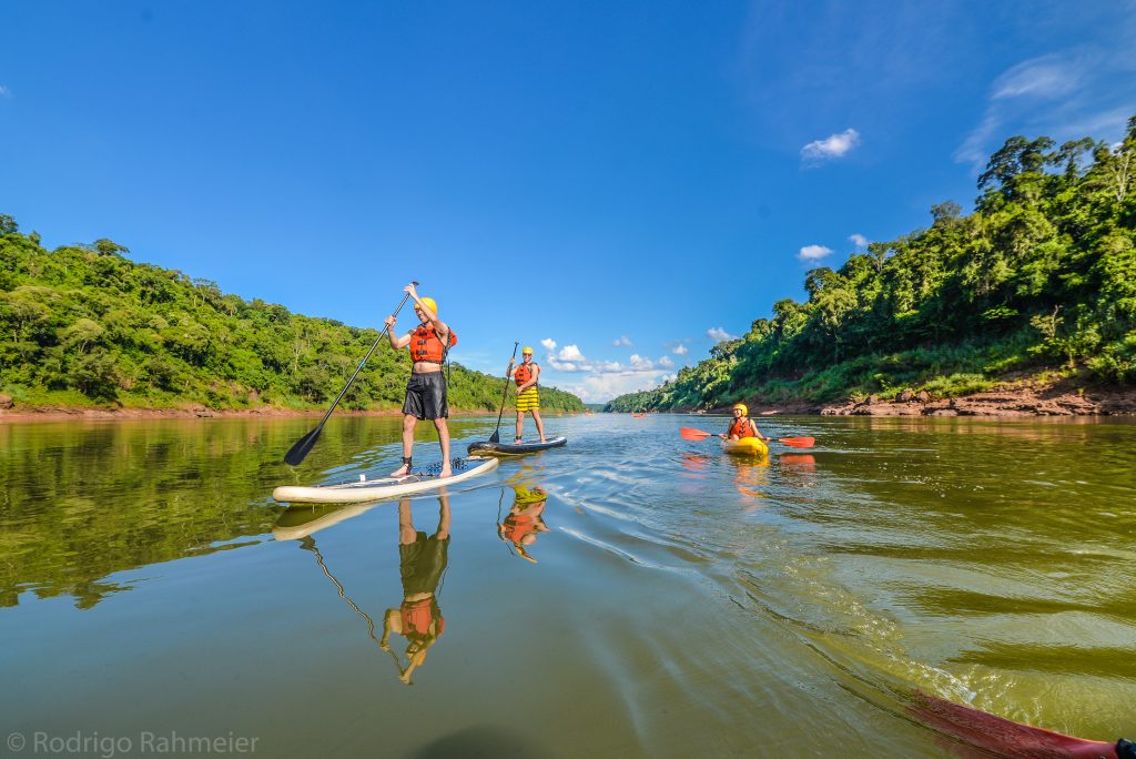 Passeio Aguaray - pessoas remando no rio Iguaçu