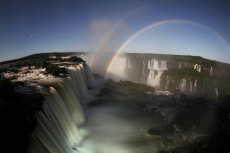 Conheça as opções de atrativos noturnos aqui em Foz do Iguaçu