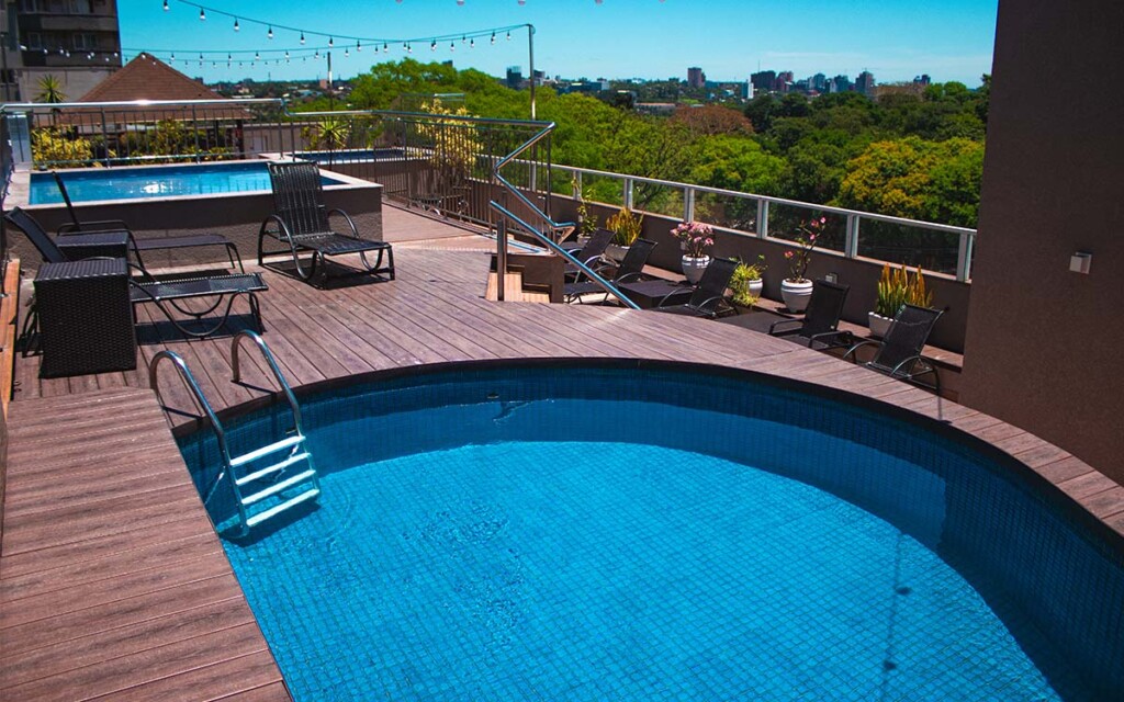 Rooftop | Área de lazer com piscinas e hidromassagem do Tarobá Hotel