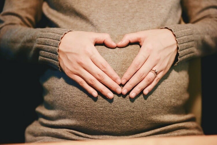 DICAS DE VIAGEM: É seguro viajar de avião durante a gravidez?