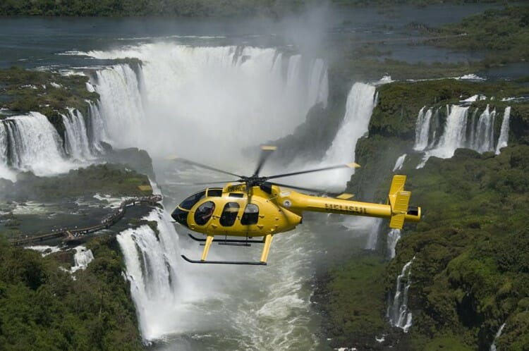 Conheça o voo de helicóptero sobre as Cataratas do Iguaçu com a Helisul!