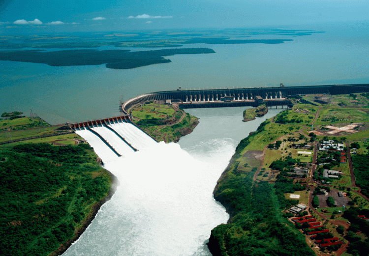 Usina Hidrelétrica de Itaipu está com o vertedouro aberto 