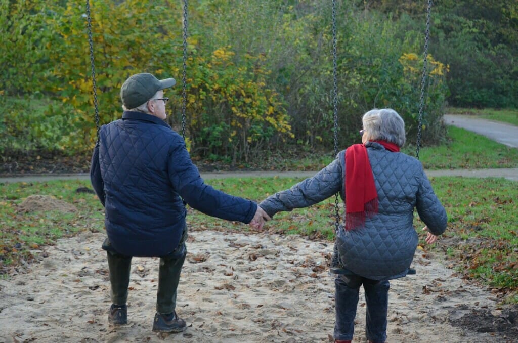 Casal de idosos no balanço