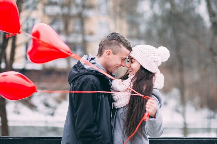 casal com balões de coração