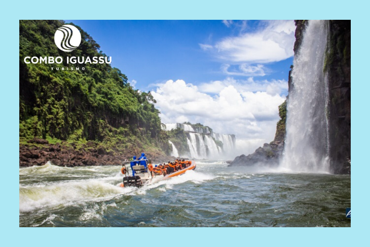 Pessoas turistando no Macuco Safari nas Quedas do Iguaçu.