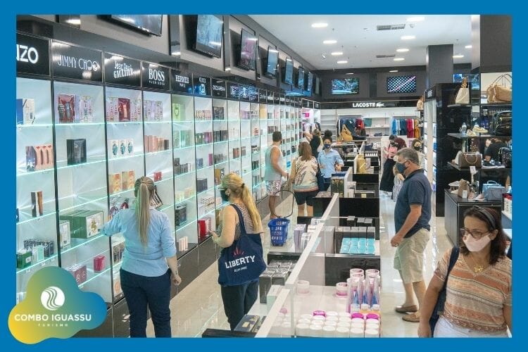 Pessoas fazendo compras no Duty Free Foz do Iguaçu.