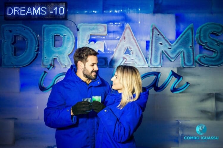 Casal curtindo uma boa bebida no Dreams Ice Bar.