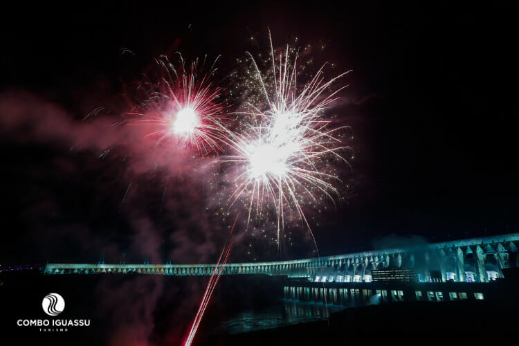 Itaipu iluminada encantando a todos.