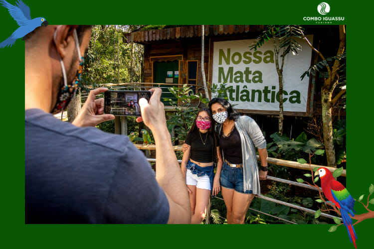 Família tirando foto com uma parte da Mata Atlântica.