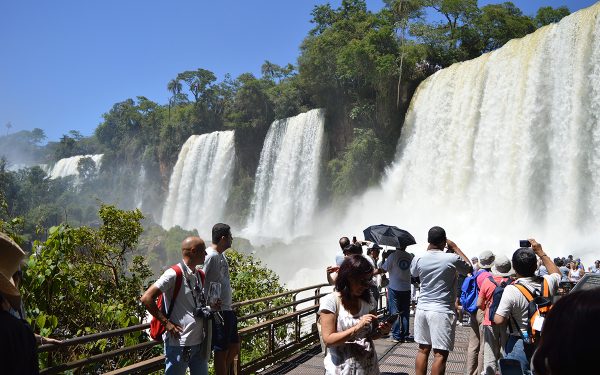 mirante em um das quedas das cataratas argentinas