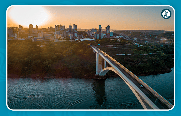 Ponte da Amizade com vista para Ciudad del Este - Paraguai 
