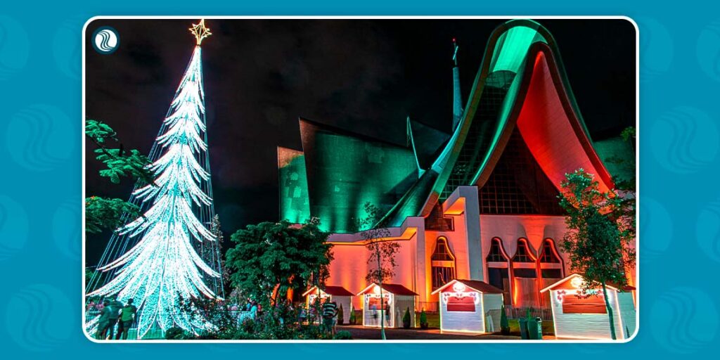 Decoração natalina na igreja Nossa Senhora de Guadalupe, na Vila A em Foz do Iguaçu