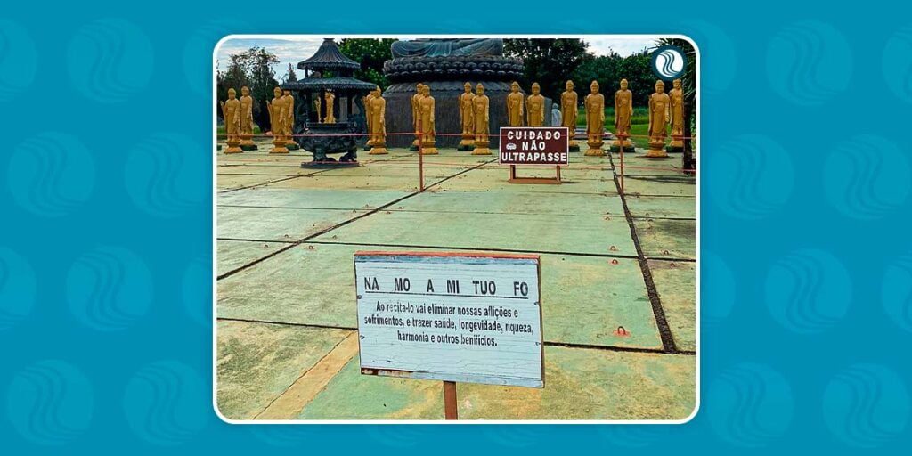 Placa que fica na Praça Buda no Templo Budista de Foz 