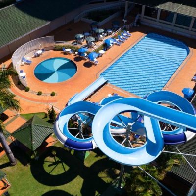Tobogã e piscinas