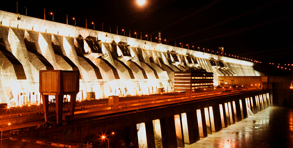 Quem viaja a Foz do Iguaçu e não conseguirá ficar muito tempo na cidade sempre se preocupa bastante com o que visitar, para que sua viagem tenha valido a pena e mesmo ficando com aquele gostinho de quero mais ficar satisfeito com tudo o que conheceu. O post de hoje é sobre quais são os 5 melhores pontos turísticos de Foz do Iguaçu e região para visitar. Deixando de lado atrativos que também fazem parte hoje em dia dos nossos roteiros turísticos como Dreamland, Parque das Aves, bares de gelo, tours pela Argentina e Paraguai, que são passeios que merecem ser visitados, se não sua viagem ficará incompleta. Mas o foco aqui é em pontos turísticos que fazem parte da história da tríplice fronteira. Então se você é aquele tipo de pessoa que gosta de conhecer não apenas a diversão do local, mas também a história dele, esse post foi feito para você! Conheça os 5 melhores pontos turísticos para você visitar quando viajar a Tríplice Fronteira. 1- Barragem de Itaipu. Itaipu é a maior geradora de energia do mundo, o Brasil todo é regado à atividade que ali acontece. Então conhecer ao vivo essa maravilha da engenharia é uma emoção e tanto. Nunca se imagina que pode-se existir uma obra tão grande assim. É de brilhar os olhos! Se você é o tipo de pessoa que fica animado toda vez que vê o mar ao descer a serra, então a imagem do topo da barragem de Itaipu irá tirar o seu fôlego. Existem atualmente 4 passeios que podem ser feitos na Barragem de Itaipu. Vista Panorâmica, Visita Técnica, Kattamaran 1, Iluminação da Barragem. O mais completo de todos para realmente conhecer a Itaipu é a Visita Técnica, que inclui vista panorâmica, e conhece-se tudo que tem direito. Kattamaran é um barco que navega pela barragem de Itaipu. A Iluminação é feita a noite, um espetáculo de luzes incrível. 2- Marcos das Três fronteiras. O ponto turístico que faz parte da História de união entre os três países que unem a tríplice fronteira localizado no lado brasileiro foi recentemente reformado. Agora conta com uma iluminação única, show de culturas, restaurante com vista para o lado paraguaio e argentino, estrutura nova que é palco de muitas fotos, parquinho para as crianças, espaço que conta trajetória de Brasil, Paraguai e Argentina, espaço para descanso. É um ponto turístico completo. Vale a pena conhecer e prestigiar a nova reforma. 3- Minas de Wanda. Em Puerto Iguazú, na Argentina, as Minas de Wanda são um excelente ponto turístico para aqueles que gostam de história. Elas surgiram a milhares de anos devido ao derramamento de lava vulcânica, formando várias minas subterrâneas e a céu aberto. Uma verdadeira aventura. No caminho descobre-se pedras preciosas, e se deslumbre com as jazidas. 4- Cataratas do Iguaçu. Não existe como falar de ponto turístico de Foz do Iguaçu sem falar das Cataratas. Mas caso você já esteja cansado de visita-la, sabe de cor e salteado tudo que tem lá, que tal experimentar conhecer o lado argentino? Posso te garantir que não é a mesma sensação. Conhecido como o “coração das cataratas” as trilhas do lado argentino possuem dois tráfegos, o superior e inferior, onde pode-se conhecer as cataratas vista de cima, e de baixo. Confira esse vídeo que fizemos dessa experiência. Também é valido acompanhar as datas de Luau, e conhecer essa maravilha da natureza banhada pela lua cheia. 5- City Tours. A Combo Iguassu oferece City Tours que passam por pontos turísticos de Foz, como Mesquita, Templo Budista, Ecomuseu, além de passear pela cidade contando toda a nossa história. Também vendemos City Tour pelo Paraguai, fazendo o mesmo roteiro, conhecendo pontos turísticos e sua história. Nada melhor que juntar vários pontos em um único passeio andando de ônibus panorâmico. A Combo Iguassu tem um grupo no Facebook para dar dicas, tirar dúvidas, passeios, curiosidades, posts sobre Foz do Iguaçu e região. Vocês podem fazer perguntas e acompanhar tudo do melhor sobre Foz! Entre por esse link: Se está em dúvidas sobre qual hotel escolher em Foz do Iguaçu, o ideal é o Tarobá Hotel, localizado no centro de Foz do Iguaçu, o três estrelas mais bem avaliado no TripAdvisor. FOTO: ITAIPU Quem viaja a Foz do Iguaçu e não conseguirá ficar muito tempo na cidade sempre se preocupa bastante com o que visitar, para que sua viagem tenha valido a pena e mesmo ficando com aquele gostinho de quero mais ficar satisfeito com tudo o que conheceu. O post de hoje é sobre quais são os 5 melhores pontos turísticos de Foz do Iguaçu e região para visitar. Deixando de lado atrativos que também fazem parte hoje em dia dos nossos roteiros turísticos como Dreamland, Parque das Aves, bares de gelo, tours pela Argentina e Paraguai, que são passeios que merecem ser visitados, se não sua viagem ficará incompleta. Mas o foco aqui é em pontos turísticos que fazem parte da história da tríplice fronteira. Então se você é aquele tipo de pessoa que gosta de conhecer não apenas a diversão do local, mas também a história dele, esse post foi feito para você! Conheça os 5 melhores pontos turísticos para você visitar quando viajar a Tríplice Fronteira. 1- Barragem de Itaipu. Itaipu é a maior geradora de energia do mundo, o Brasil todo é regado à atividade que ali acontece. Então conhecer ao vivo essa maravilha da engenharia é uma emoção e tanto. Nunca se imagina que pode-se existir uma obra tão grande assim. É de brilhar os olhos! Se você é o tipo de pessoa que fica animado toda vez que vê o mar ao descer a serra, então a imagem do topo da barragem de Itaipu irá tirar o seu fôlego. Existem atualmente 4 passeios que podem ser feitos na Barragem de Itaipu. Vista Panorâmica, Visita Técnica, Kattamaran 1, Iluminação da Barragem. O mais completo de todos para realmente conhecer a Itaipu é a Visita Técnica, que inclui vista panorâmica, e conhece-se tudo que tem direito. Kattamaran é um barco que navega pela barragem de Itaipu. A Iluminação é feita a noite, um espetáculo de luzes incrível. 2- Marcos das Três fronteiras. O ponto turístico que faz parte da História de união entre os três países que unem a tríplice fronteira localizado no lado brasileiro foi recentemente reformado. Agora conta com uma iluminação única, show de culturas, restaurante com vista para o lado paraguaio e argentino, estrutura nova que é palco de muitas fotos, parquinho para as crianças, espaço que conta trajetória de Brasil, Paraguai e Argentina, espaço para descanso. É um ponto turístico completo. Vale a pena conhecer e prestigiar a nova reforma. 3- Minas de Wanda. Em Puerto Iguazú, na Argentina, as Minas de Wanda são um excelente ponto turístico para aqueles que gostam de história. Elas surgiram a milhares de anos devido ao derramamento de lava vulcânica, formando várias minas subterrâneas e a céu aberto. Uma verdadeira aventura. No caminho descobre-se pedras preciosas, e se deslumbre com as jazidas. 4- Cataratas do Iguaçu. Não existe como falar de ponto turístico de Foz do Iguaçu sem falar das Cataratas. Mas caso você já esteja cansado de visita-la, sabe de cor e salteado tudo que tem lá, que tal experimentar conhecer o lado argentino? Posso te garantir que não é a mesma sensação. Conhecido como o “coração das cataratas” as trilhas do lado argentino possuem dois tráfegos, o superior e inferior, onde pode-se conhecer as cataratas vista de cima, e de baixo. Confira esse vídeo que fizemos dessa experiência. Também é valido acompanhar as datas de Luau, e conhecer essa maravilha da natureza banhada pela lua cheia. 5- City Tours. A Combo Iguassu oferece City Tours que passam por pontos turísticos de Foz, como Mesquita, Templo Budista, Ecomuseu, além de passear pela cidade contando toda a nossa história. Também vendemos City Tour pelo Paraguai, fazendo o mesmo roteiro, conhecendo pontos turísticos e sua história. Nada melhor que juntar vários pontos em um único passeio andando de ônibus panorâmico. A Combo Iguassu tem um grupo no Facebook para dar dicas, tirar dúvidas, passeios, curiosidades, posts sobre Foz do Iguaçu e região. Vocês podem fazer perguntas e acompanhar tudo do melhor sobre Foz! Entre por esse link: Se está em dúvidas sobre qual hotel escolher em Foz do Iguaçu, o ideal é o Tarobá Hotel, localizado no centro de Foz do Iguaçu, o três estrelas mais bem avaliado no TripAdvisor.
