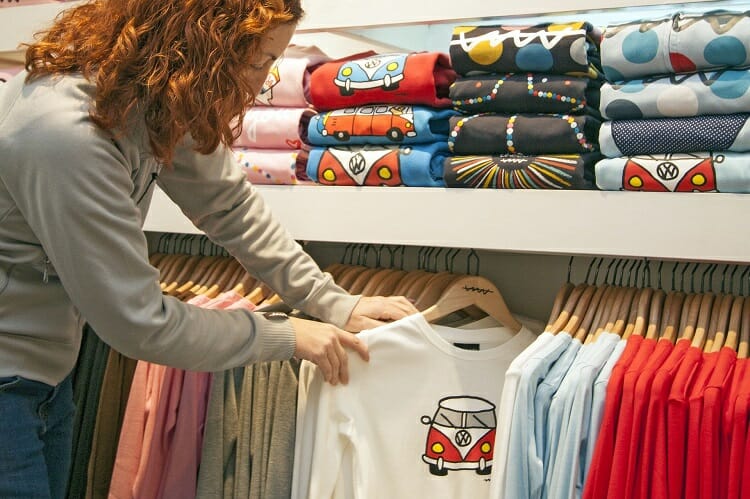 Mulher fazendo compras - Foz do Iguaçu