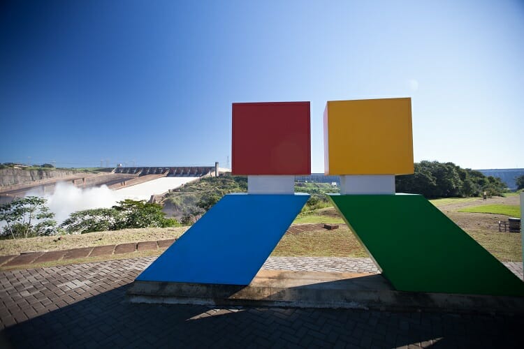Itaipu Binacional/ destinos turísticos de Foz do Iguaçu/ geradora de energia