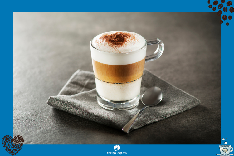 Café mocaccino com três camadas + colher | Cafés em Foz do Iguaçu? Nós te indicamos alguns!