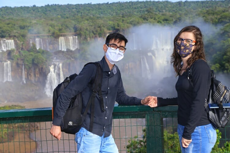 Casal de visitantes - Pontos turísticos em Foz do Iguaçu