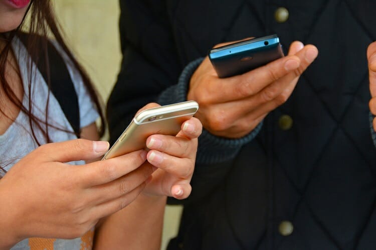 Pessoas usando o celular
