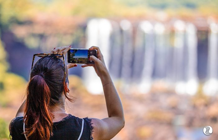 Turista no Parque Nacional do Iguaçu