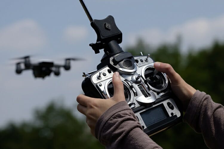 Drone/ controle remoto/ imagens aéreas