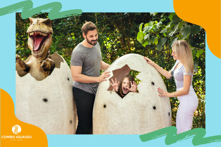 Família aproveitando este passeio incrível, o Vale dos Dinossauros.