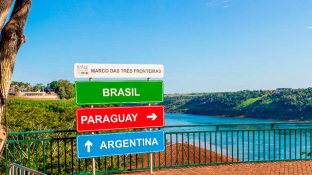 Marco das três fronteiras em Foz do Iguaçu