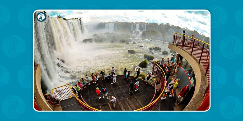 Mirante próximo do elevador nas Cataratas do Iguaçu - Brasil
