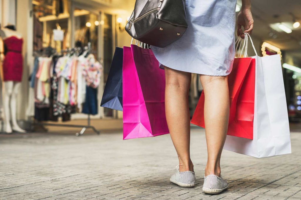 mulher comprando no duty free em Foz do Iguaçu