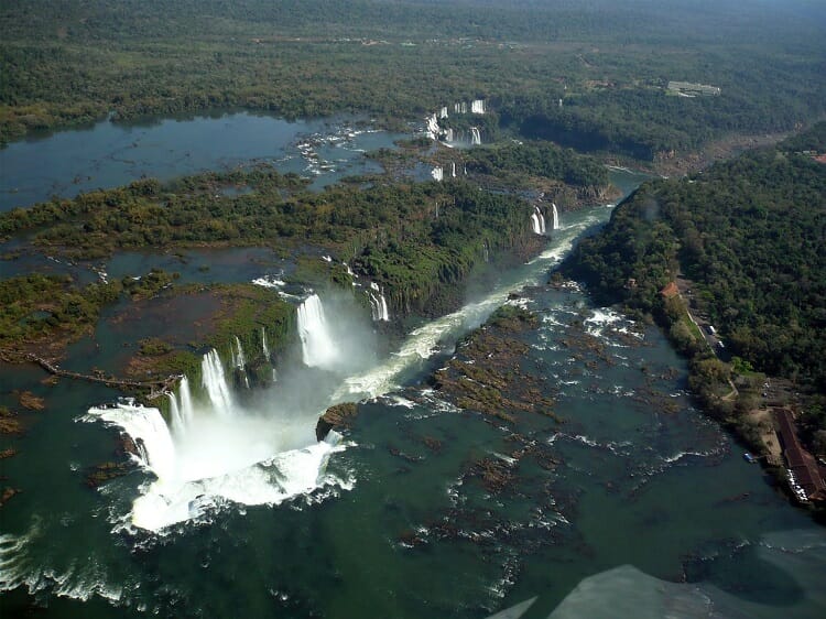Quedas das Cataratas do Iguaçu vistas de cima.