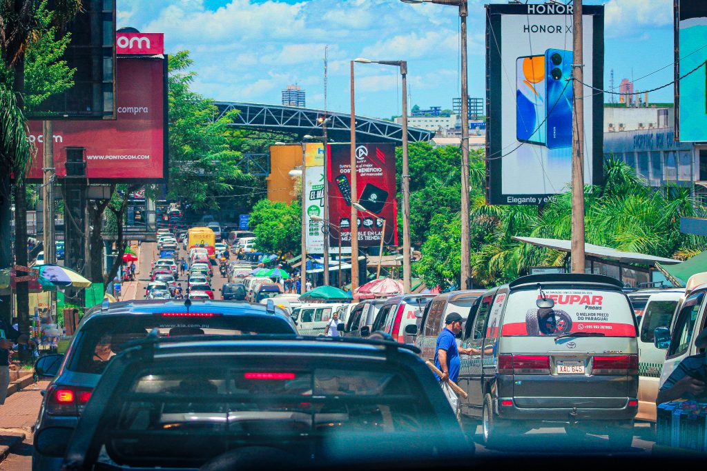 Descubra como atravessar para o Paraguai com segurança! Saiba quais documentos levar, limite de compras e como o Transfer da Combo Iguassu facilita sua viagem.