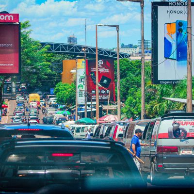 Descubra como atravessar para o Paraguai com segurança! Saiba quais documentos levar, limite de compras e como o Transfer da Combo Iguassu facilita sua viagem.