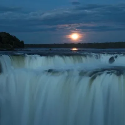 Lua Cheia nas Cataratas