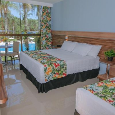 Quarto com vista da piscina